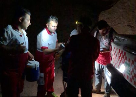 عملیات جستجو و نجات پرمخاطره در کوه‌های صعب‌العبور کوثره؛ نجات دو جوان در دمای ۴۸ درجه زیر آفتاب سوزان