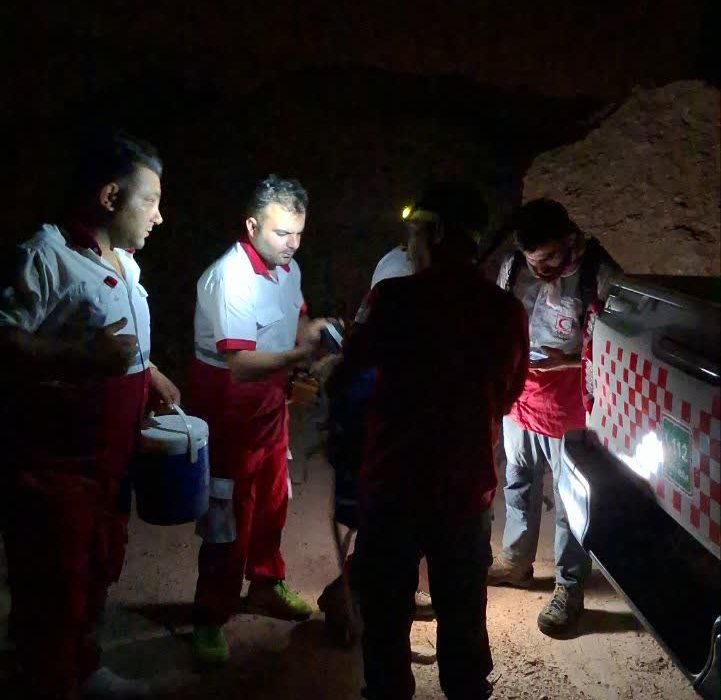 عملیات جستجو و نجات پرمخاطره در کوههای صعبالعبور کوثره؛ نجات دو جوان در دمای ۴۸ درجه زیر آفتاب سوزان