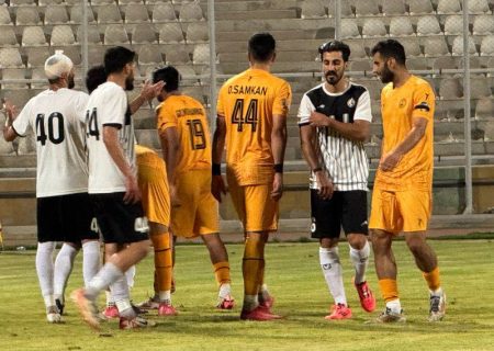 شکست صدرنشین با گلِ نفس‌گیر دقایق پایانی / نفت مسجدسلیمان فجر را در هم کوبید