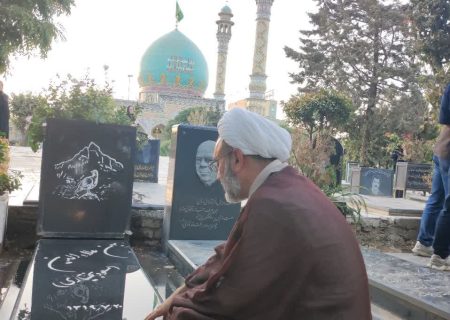حضور حجت الاسلام امینی بر بالین آرامگاه ترانه سرای ایل بختیاری، آ بهمن علائدین (مرحوم مسعود بختیاری)