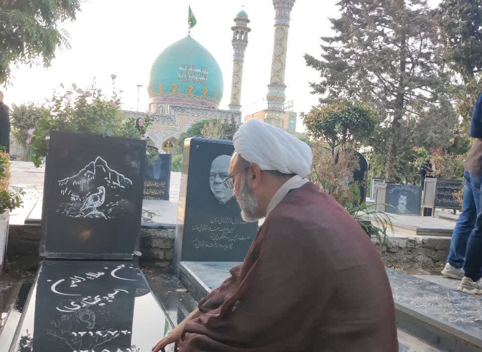 حضور حجت الاسلام امینی بر بالین آرامگاه ترانه سرای ایل بختیاری، آ بهمن علائدین (مرحوم مسعود بختیاری)