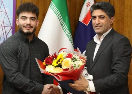 در نشست صمیمی مدیرعامل شرکت بهره برداری نفت و گاز مسجدسلیمان از قهرمان ملی وزنه‌برداری تجلیل شد