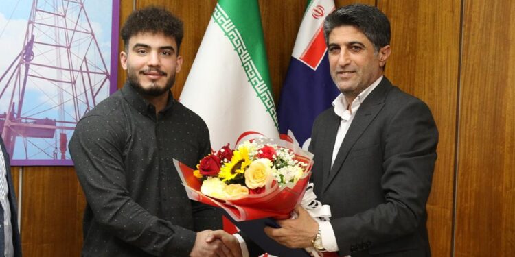 در نشست صمیمی مدیرعامل شرکت بهره برداری نفت و گاز مسجدسلیمان از قهرمان ملی وزنه‌برداری تجلیل شد